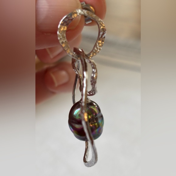 Sterling Tahitian pearl artisan handcrafted hammered silver dangling earrings - Picture 5 of 5